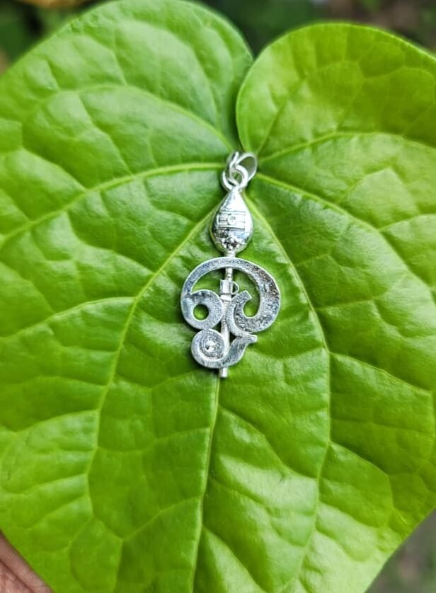 Om Dollar (locket)